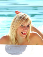 Casey Heyden poses in the swimmingpool