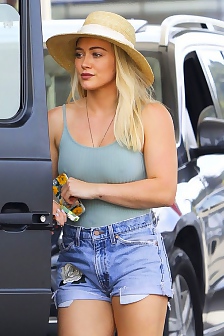 Hilary Duff Nipples In Slightly See Through Tank Top